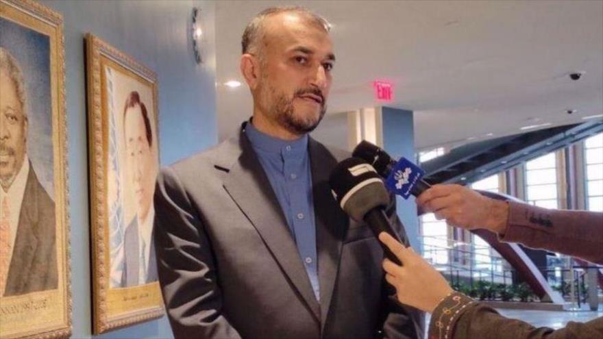 El canciller iraní, Hosein Amir Abdolahian, habla con los medios iraníes en Nueva York, 25 de septiembre de 2021 (Foto: IRNA).
