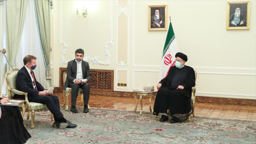 El presidente iraní, seyed Ebrahim Raisi (dcha.), se reúne con el embajador británico, Simon Shercliff, Teherán, 26 de septiembre de 2021. (Foto: President.ir)