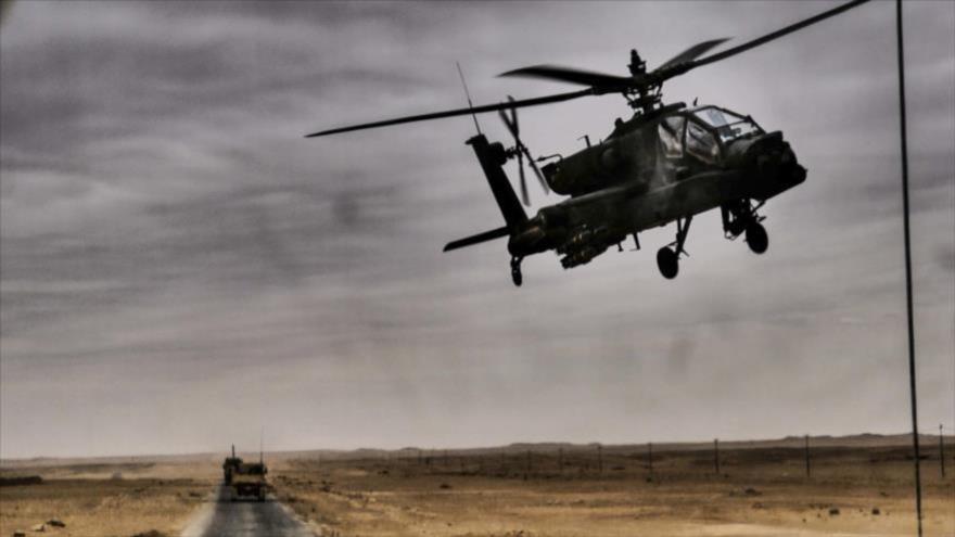 Un helicóptero Apache de EE.UU. acompaña un convoy militar en Siria.