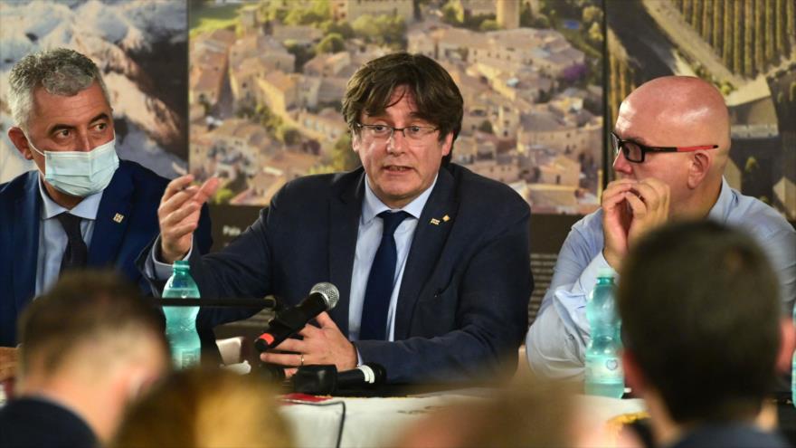 El expresidente catalán Carles Puigdemont (c) en una rueda de prensa en Alguer, Italia, 25 de septiembre de 2021. (Foto: AFP)
