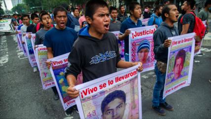 Los mexicanos marchan en memoria de 43 estudiantes de Ayotzinapa