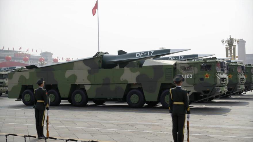 Los vehículos militares chinos llevan misiles balísticos DF-17 durante un desfile en Pekín, 1 de octubre de 2019. (Foto: AP)
