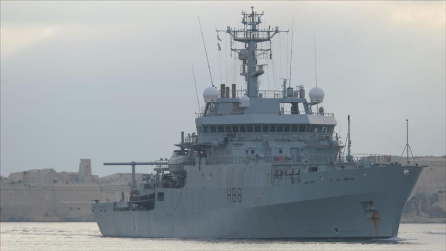 Buque de reconocimiento británico HMS Enterprise (H88) durante una misión en África.