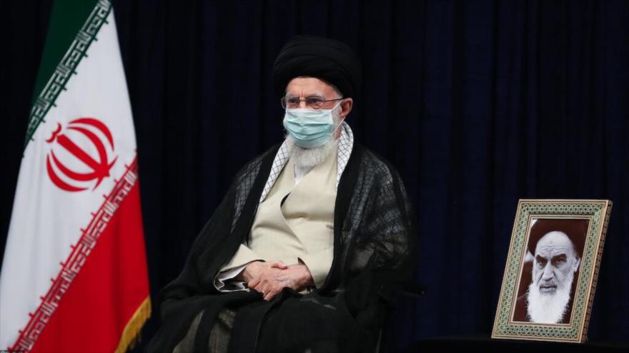El Líder de la Revolución Islámica de Irán, el ayatolá Seyed Ali Jamenei, participa en la ceremonia del Día Arbain en el Hoseinie de Imam Jomeini en Teherán, la capital, 27 de septiembre de 2021. (Foto: Khamenei.ir)
