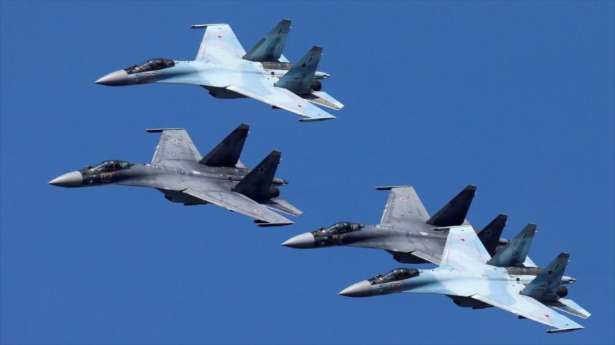 Tres Su-35S rusos escoltan un avión militar de EEUU en Pacífico | HISPANTV