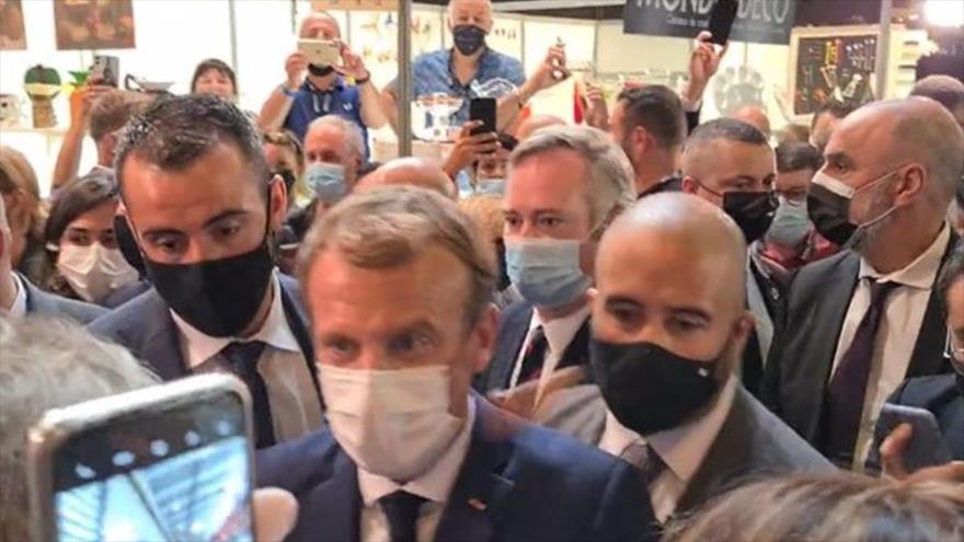 Vídeo: Presidente de Francia recibe un huevazo durante una feria