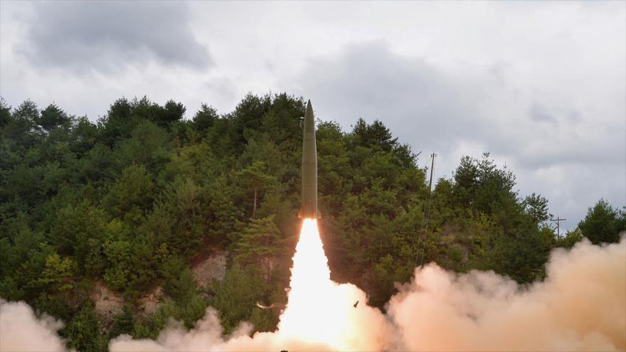 Simulacro de prueba de un sistema de misiles sobre raíles de Corea del Norte, 15 de septiembre de 2021. (Foto: AFP)