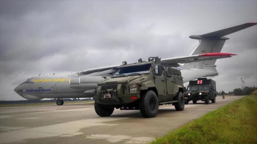 Un avión de trasporte y vehículos blindados del Ejército de Ucrania en la base Yavoriv se preparan para participar en los ejercicios de la OTAN “Rapid Trident-2021”. (Foto: Censor.Net)