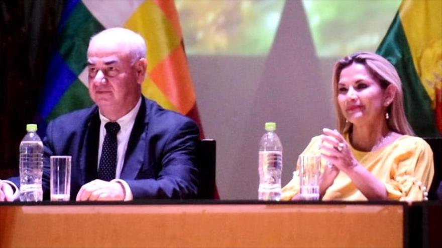 La expresidenta de facto de Bolivia Jeanine Áñe y su ministro de Economía José Luis Parada, durante un evento en La Paz, 12 de diciembre de 2019.