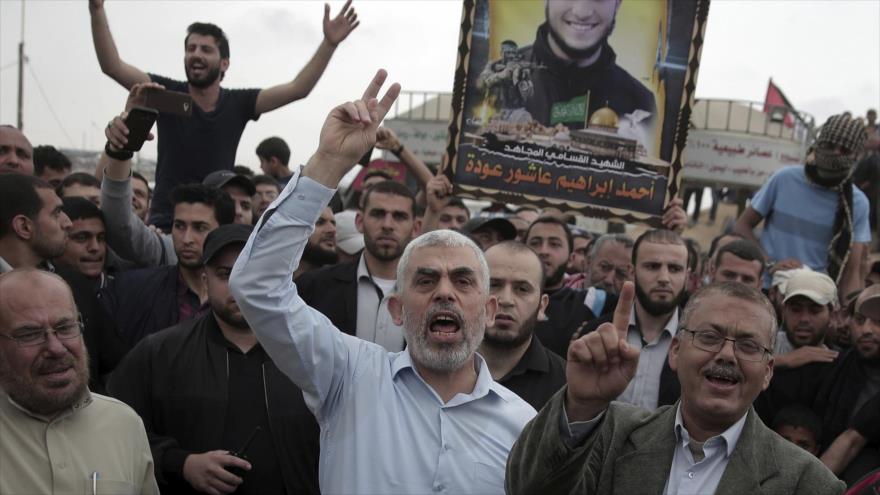 El líder político de HAMAS en Gaza, Yahya Sinwar (c), durante una protesta contra Israel, 20 de abril de 2018. (Foto: AP)