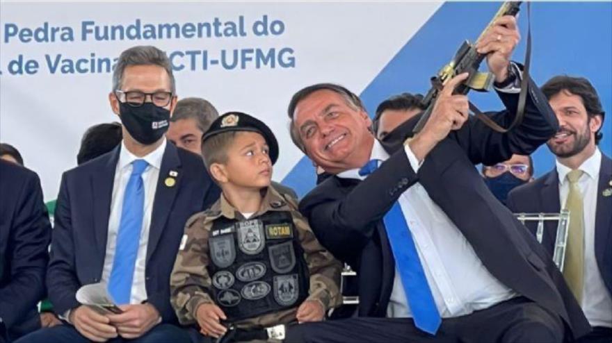 Bolsonaro presenta a niño con fusil de juguete como ‘ejemplo de civilidad’