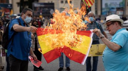 Vídeo: Independentistas catalanes queman bandera española 