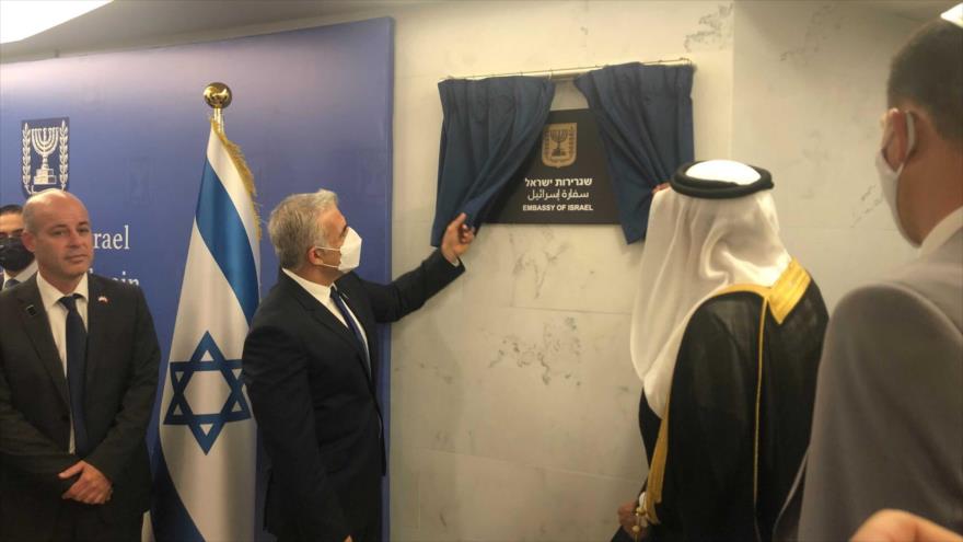 El canciller del régimen israelí, Yair Lapid (izda.), inaugura la embajada de Israel en Manama, capital de Bareín, 30 de septiembre de 2021 (Fuente: The Times of Israel)