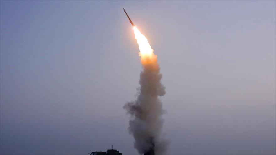 Lanzamiento de un misil antiaéreo por Corea del Norte, 30 de septiembre de 2021. (Foto: KCNA)