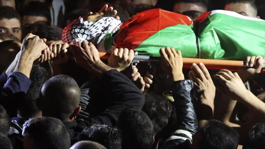 Llevan el cuerpo de un palestino asesinado por las tropas israelíes, durante su funeral en Beita (Cisjordania), 24 de septiembre de 2021. (Foto: AFP)