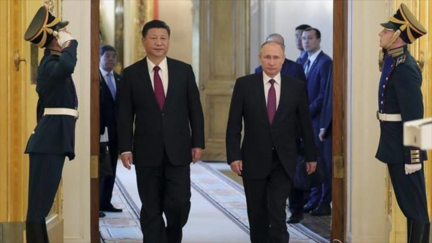 El presidente ruso, Vladimir Putin, recibe a su par chino, Xi Jinping, en Moscú, la capital rusa, 4 de julio de 2017. (Foto: Reuters)
