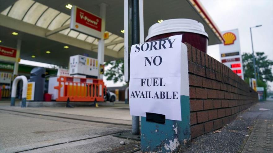 Vista de un cartel de “falta de combustible”, en una estación de servicio, en Bracknell, localidad situada en Inglaterra. (Foto: AP)