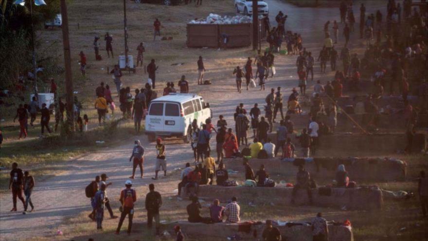 Migrantes esperan en el puente internacional de Del Río entre México y Estados Unidos, 16 de septiembre de 2021. (Foto: Reuters)