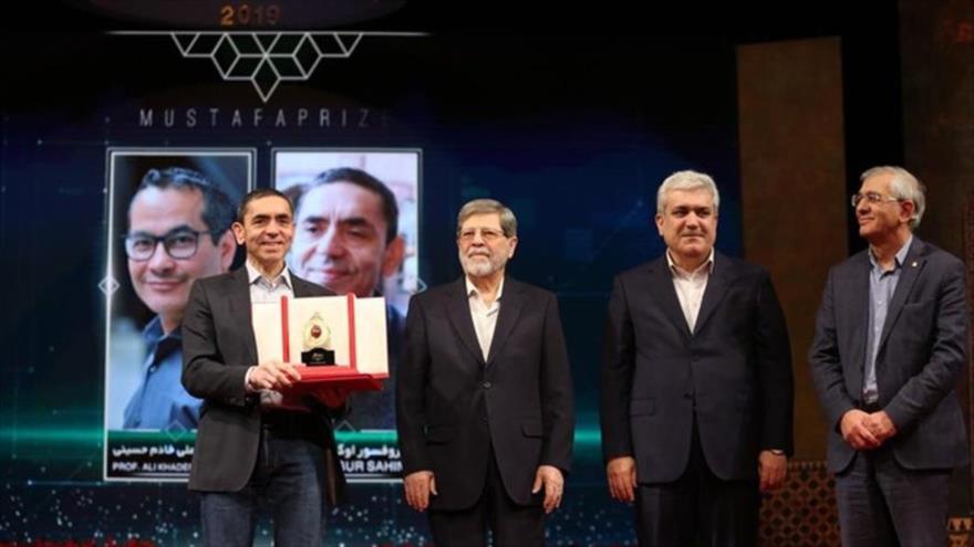 El oncólogo alemán de origen turco, Ugur Sahin, recibe el Premio Internacional Mustafa 2019 en Teherán, capital de Irán.
