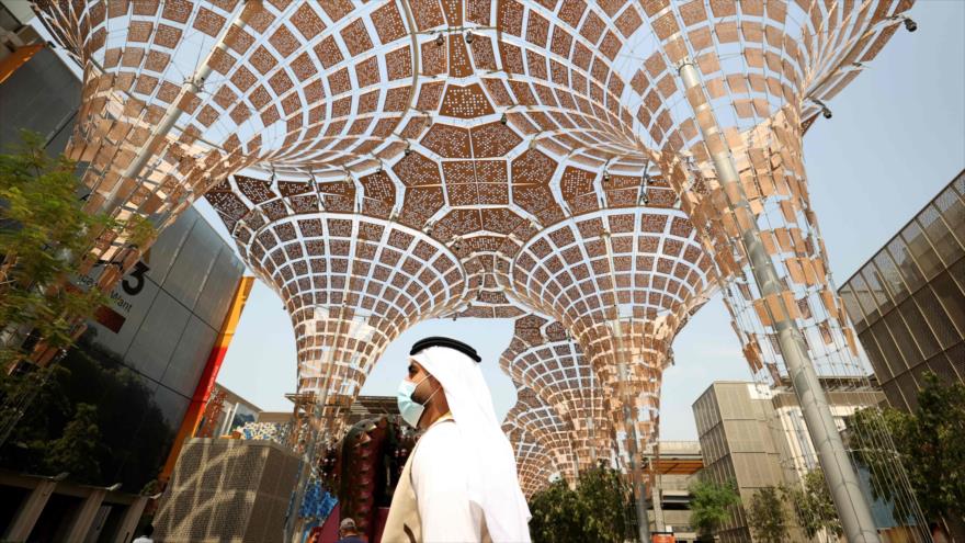 Un hombre visita la Expo 2020 de Dubái, en los Emiratos Árabes Unidos (EAU), 2 de octubre de 2021. (Foto: AFP)
