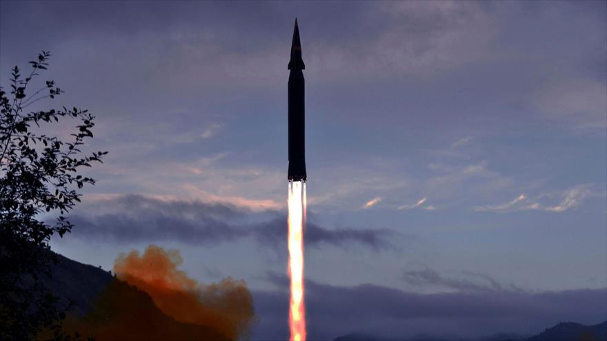 El lanzamiento de un misil hipersónico Hwasong-8, desarrollado por Corea del Norte, 28 de septiembre de 2021. (Foto: KCNA)