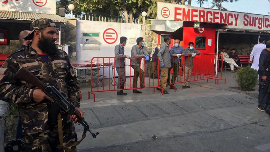 Un integrante del grupo armado Talibán hace guardia en Kabul, Afganistán, tras una explosión en la ciudad capitalina, 3 de octubre de 2021. (Foto: AFP)