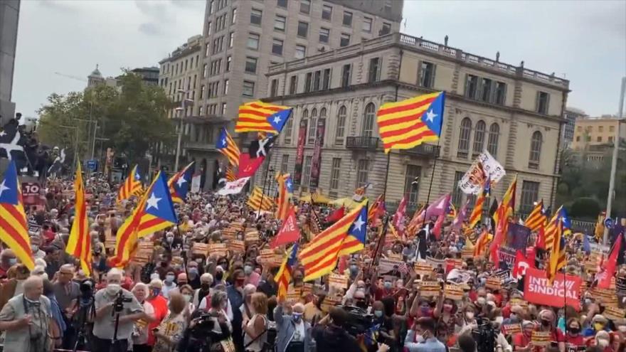 Catalanes conmemoran aniversario de referéndum independentista | HISPANTV