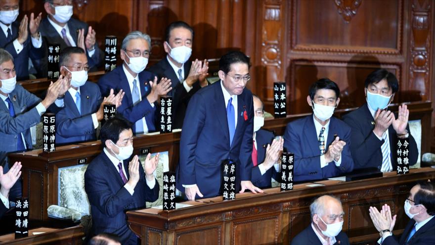 Fumio Kishida (centro) recibe aplausos, tras ser electo nuevo premier de Japón, en Tokio, capital, 4 de octubre de 2021. (Foto: AFP)