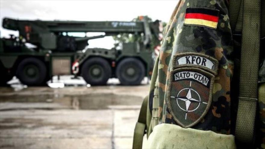 “KFOR NATO-OTAN” está escrito en la insignia de la manga de una mujer soldado de las Fuerzas Armadas de la KFOR alemana en Prizren, localidad kosovar, 17 de julio de 2018.