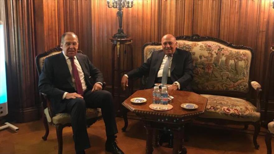 El canciller egipcio, Sameh Shokri, reunido con su par ruso, Serguéi Lavrov, en Moscú, la capital rusa, 4 de octubre de 2021.