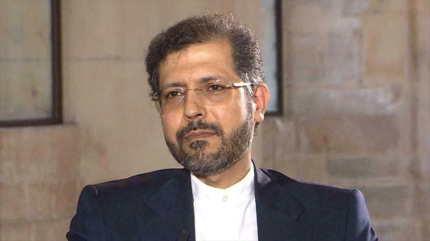 El portavoz de la Cancillería iraní, Said Jatibzade, durante su entrevista con la cadena de France 24, emitida el 4 de octubre de 2021.