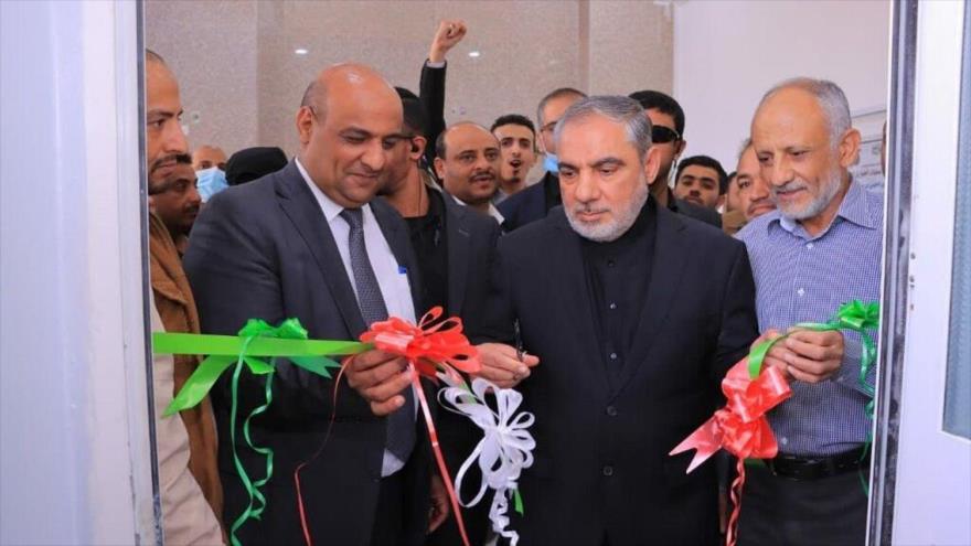 Embajador iraní en Yemen, Hasan Irlu (dcha.), participa en ceremonia de reapertura de una sala del hospital yemení, 5 de octubre de 2021. (Foto: IRNA)