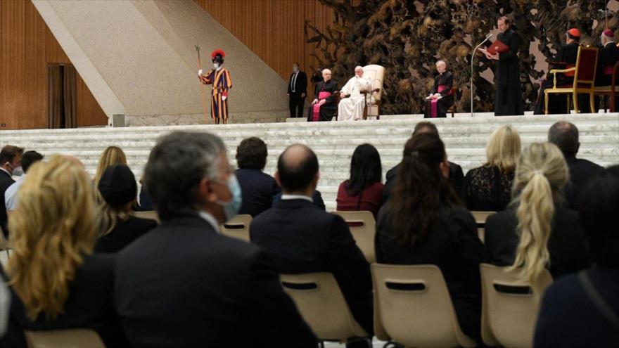 El Papa Francisco preside la audiencia general a las 9 de la mañana en el aula Pablo VI del Vaticano. 6 de octubre de 2021.