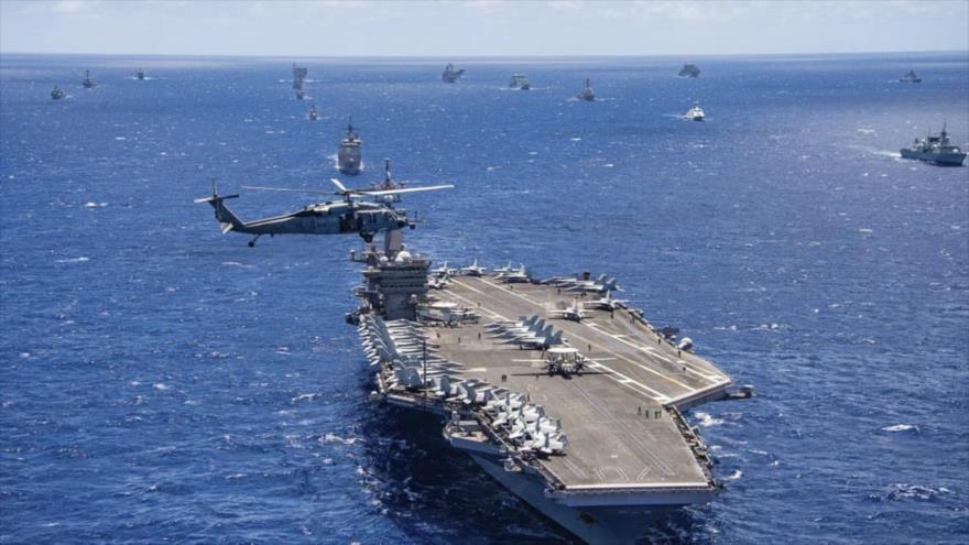 Un grupo de buques de guerra de las fuerzas de EE.UU. participa en unas maniobras navales en frente de las costas de Hawái. (Foto: AP)