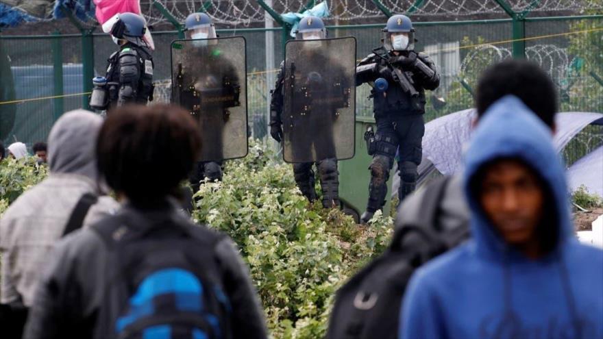 HRW denuncia “tratos degradantes” de Francia a migrantes en Calais | HISPANTV