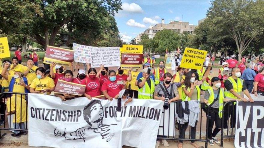 Manifestantes en el parque Lafayette, frente de la Casa Blanca en Washington exigen reforma migratoria en EE.UU., 7 de octubre de 2021. (Foto: Twitter)