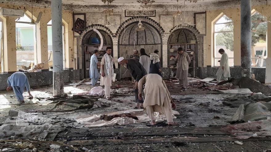 Afganos en una mezquita en Kunduz tras un ataque suicida, 8 de octubre de 2021.
