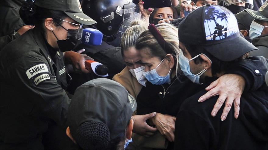 Jeanine Áñez regresa al Centro Penitenciario de Miraflores luego de ser trasladada a un hospital para recibir atención médica. (Foto: AFP)