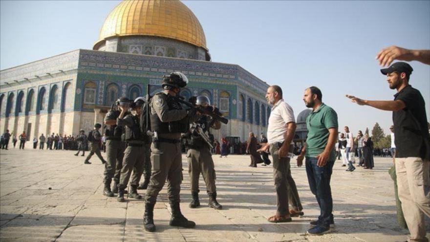 Miembros de la fuerzas israelíes discuten con varios musulmanes palestinos en la explanada de la Mezquita Al-Aqsa, situada en Al-Quds (Jerusalén).