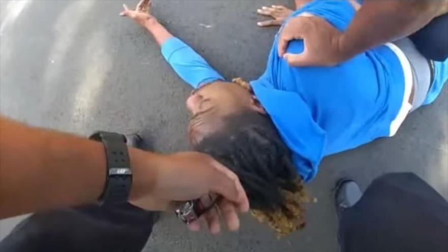 Vídeo: Policías de EEUU arrastran a parapléjico negro por el cabello | HISPANTV