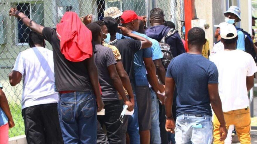 Un grupo de migrantes haitianos varados en la frontera de Estados Unidos con México. (Fuente: AP)