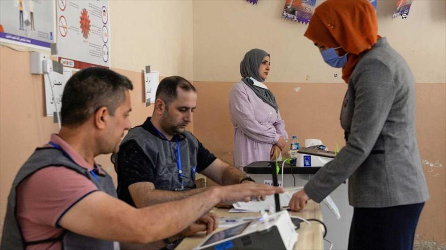 Una ciudadana iraquí en el proceso de la votación de las elecciones de parlamentarias en Irak, 11 de octubre de 2021.