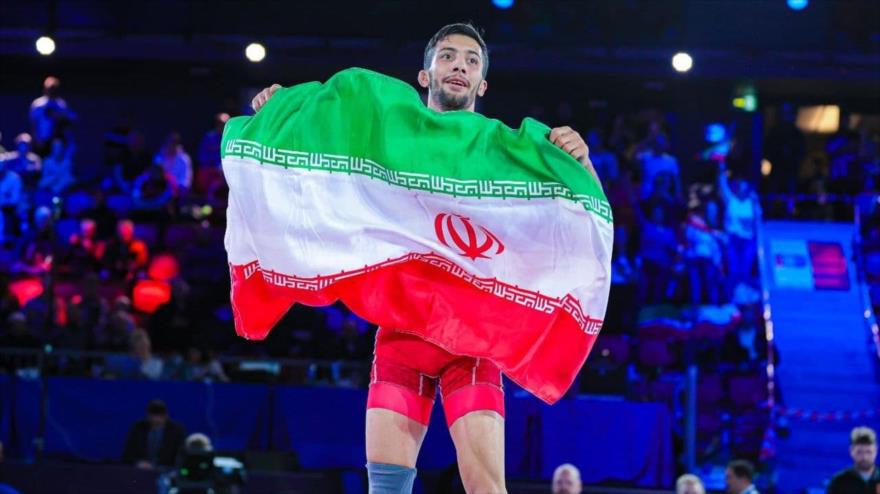 Luchador iraní Mohamad Reza Guerai festeja su victoria en la final del Mundial de Lucha Grecorromana en Noruega, 10 de octubre de 2021.