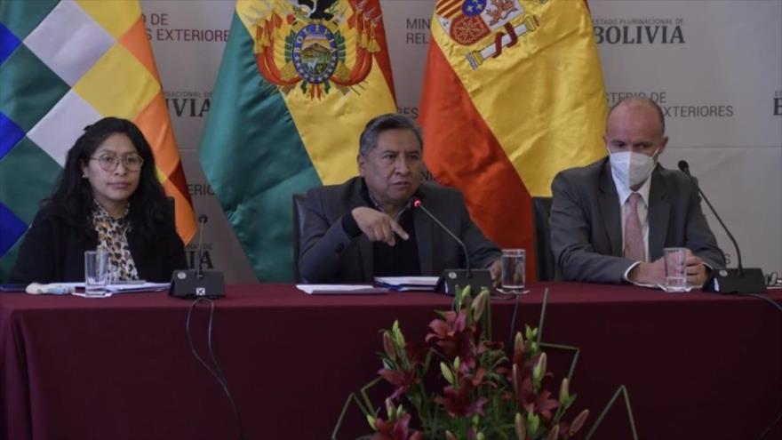 El ministro de Exteriores de Bolivia, Rogelio Mayta (centro), en una rueda de prensa, 24 de agosto de 2021.