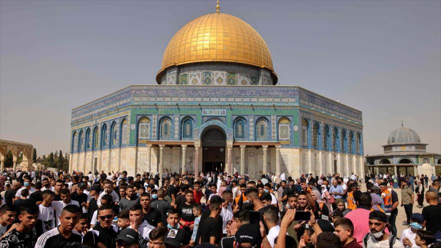 Los palestinos se reúnen frente a la Cúpula de la Roca en el complejo de la Mezquita Al-Aqsa, en Al-Quds, 8 de octubre de 2021. (Foto: AFP)