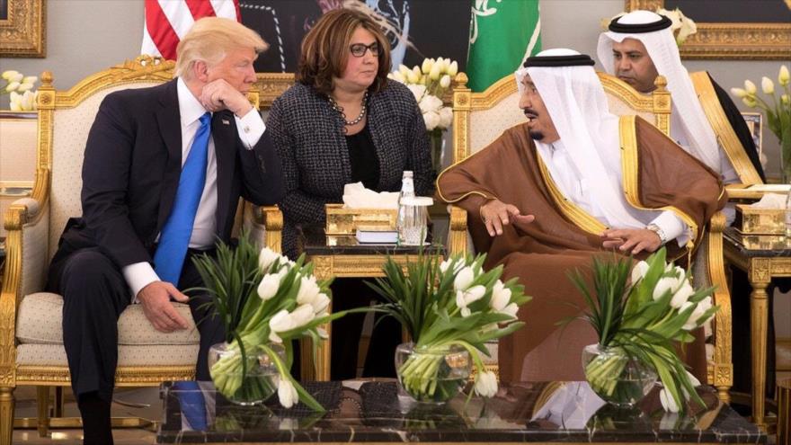 El expresidente de EE.UU. Donald Trump (izq.), y el rey saudí Salman bin Abdelaziz Al Saud, 2017. (Foto: New York Times)