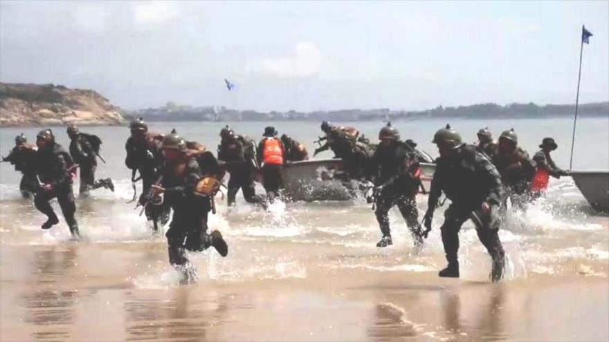 China realiza simulacro de desembarco en playa cerca de Taiwán