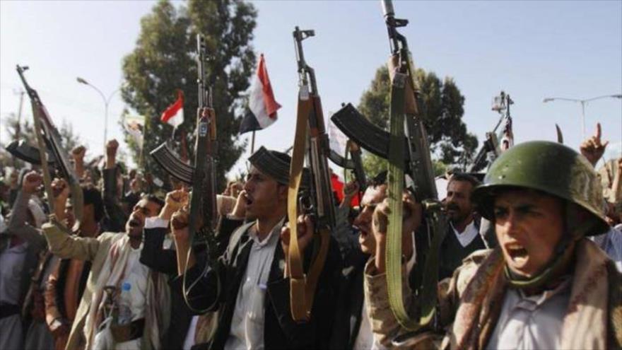 Los combatientes del movimiento popular yemení Ansarolá.