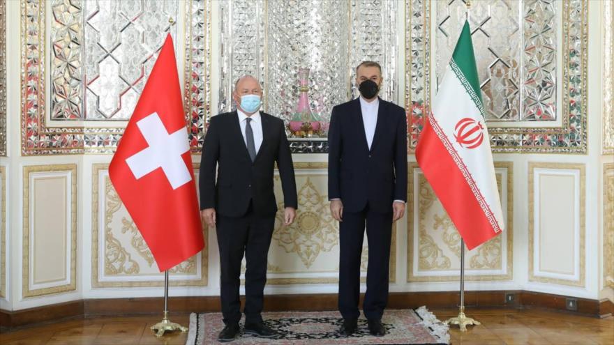 Canciller iraní, Hosein Amir Abdolahian (dcha), y presidente del Parlamento suizo, Andreas Aebi, en Teherán, capital iraní, 12 de octubre de 2021.