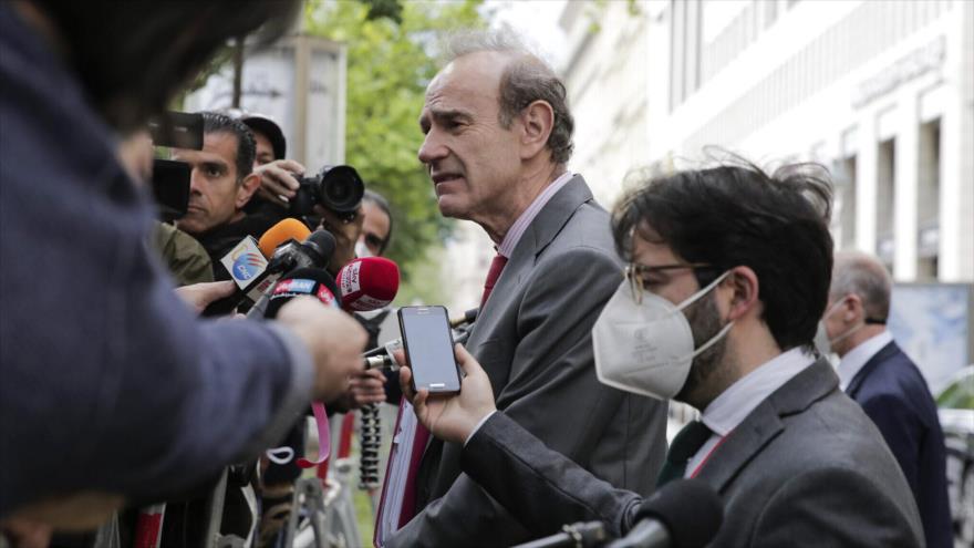 El vicesecretario general del Servicio de Acción Exterior de la UE, Enrique Mora, en una rueda de prensa en Viena, 19 de mayo de 2021 (Fuente: AP)